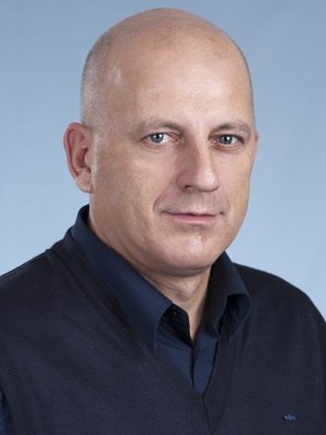 Струмінський Юрій Михайлович, керівник територіального підрозділу «Центр» фірми «Сингента», в який входять Черкаська, Київська, Вінницька, Житомирська області, закінчив факультет агрономії в 1989 році
