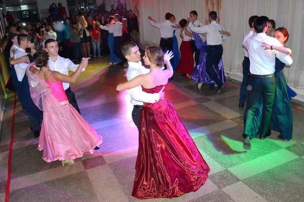 Осінній вальс закружляв Уманський НУС