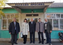 Зліва направо: доцент М.В. Шемякін, ст. викладач Л.В. Михайлишина, методист з профорієнтації Гайворонського МНВК І.Л. Мудрий, доцент В.П. Кирилюк, директор Гайворонського МНВК С.І. Іщук