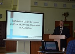 Доповідає професор Кушнарьов А.С
