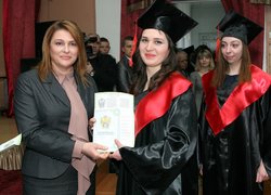 Нестерчук Ю.О. вручає диплом магістра