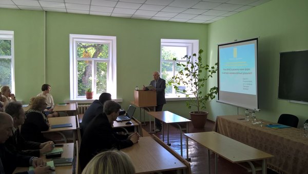 Професор Володимир Дідур під час доповіді