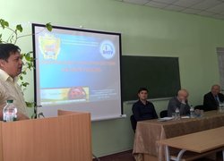Доповідь презентує викладач УНУС Олександр Сольський
