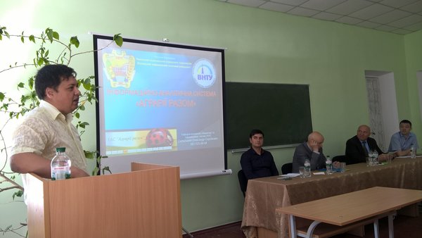 Доповідь презентує викладач УНУС Олександр Сольський