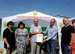 Ст. викладач Іван Лісовий приймає диплом для Уманського НУС