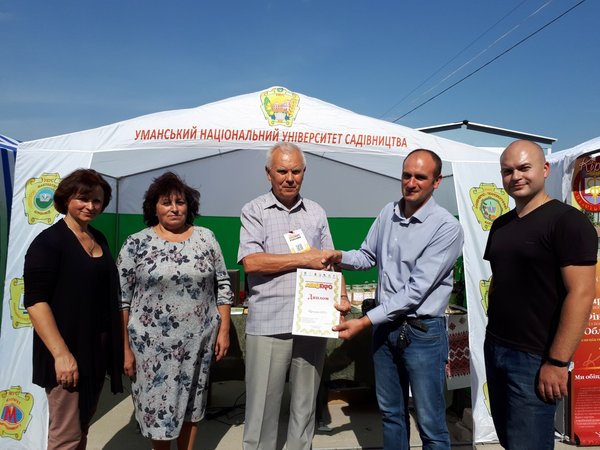 Ст. викладач Іван Лісовий приймає диплом для Уманського НУС