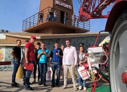 Біля стенду ПАТ ЕЛЬВОРТІ