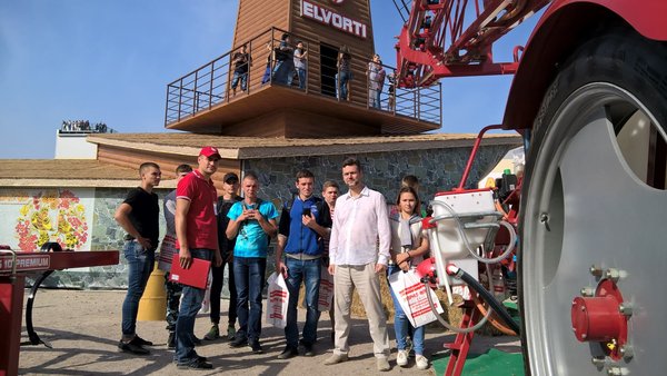 Біля стенду ПАТ ЕЛЬВОРТІ