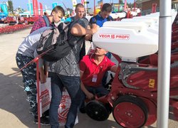 З інженером ПАТ ЕЛЬВОРТІ біля посівного комплексу