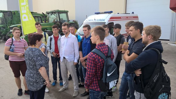 Керівник освітнього центру компанії ЕЛЬВОРТІ  під час спілкування зі студентами