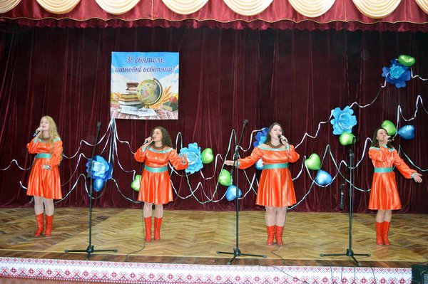 Творчі вітання освітянам району