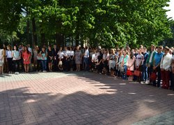 І голос дзвоника веселий нам сповістив про рік новий!