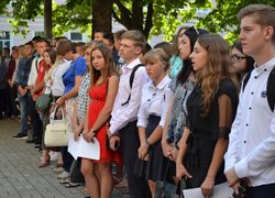 І голос дзвоника веселий нам сповістив про рік новий!