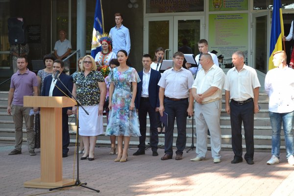 І голос дзвоника веселий нам сповістив про рік новий!