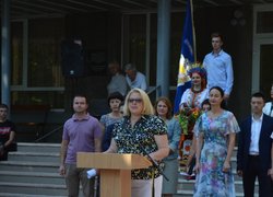 І голос дзвоника веселий нам сповістив про рік новий!