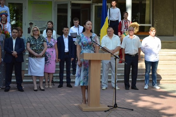 І голос дзвоника веселий нам сповістив про рік новий!