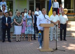 І голос дзвоника веселий нам сповістив про рік новий!