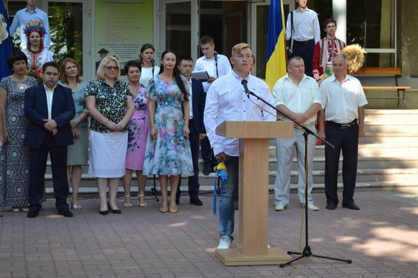 І голос дзвоника веселий нам сповістив про рік новий!