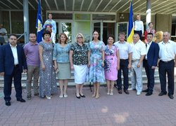 І голос дзвоника веселий нам сповістив про рік новий!