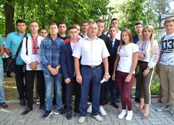 І голос дзвоника веселий нам сповістив про рік новий!