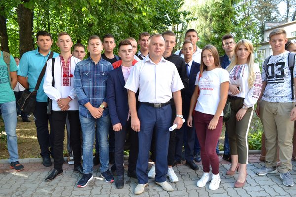 І голос дзвоника веселий нам сповістив про рік новий!