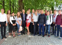 І голос дзвоника веселий нам сповістив про рік новий!