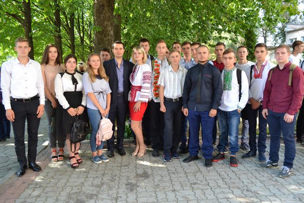 І голос дзвоника веселий нам сповістив про рік новий!