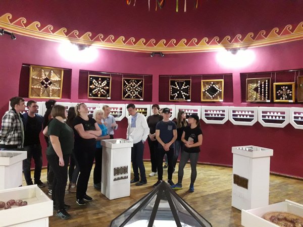 Колоритна зустріч з весною в Карпатах