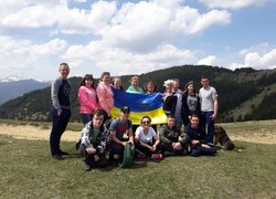 Колоритна зустріч з весною в Карпатах