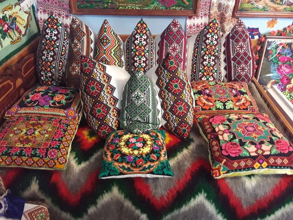 Колоритна зустріч з весною в Карпатах