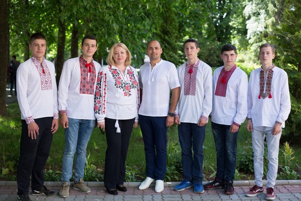 Нас єднає вишиванка