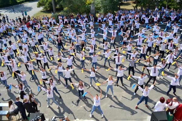 Віват, першокурсники! З ювілеєм, університете!