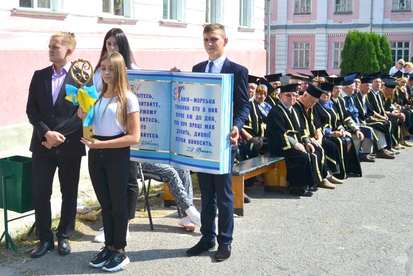 Віват, першокурсники! З ювілеєм, університете!