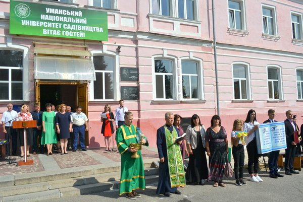 Віват, першокурсники! З ювілеєм, університете!