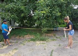 Анна Чередник, аспірантка кафедри агрохімії та ґрунтознавства й Ігор Кіяніченко, студент другого курсу факультету агрономії, готують обладнання для визначення урожайності культур на 2019 рік