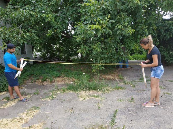 Анна Чередник, аспірантка кафедри агрохімії та ґрунтознавства й Ігор Кіяніченко, студент другого курсу факультету агрономії, готують обладнання для визначення урожайності культур на 2019 рік
