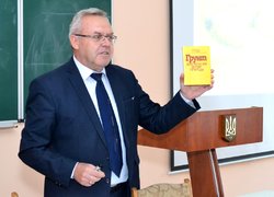 Ті, хто заворожує серця студентів професійністю та любов’ю до справи: Дню вчителя присвячується