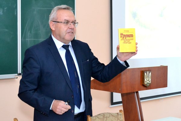 Ті, хто заворожує серця студентів професійністю та любов’ю до справи: Дню вчителя присвячується