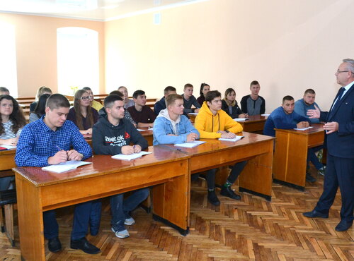 Ті, хто заворожує серця студентів професійністю та любов’ю до справи: Дню вчителя присвячується