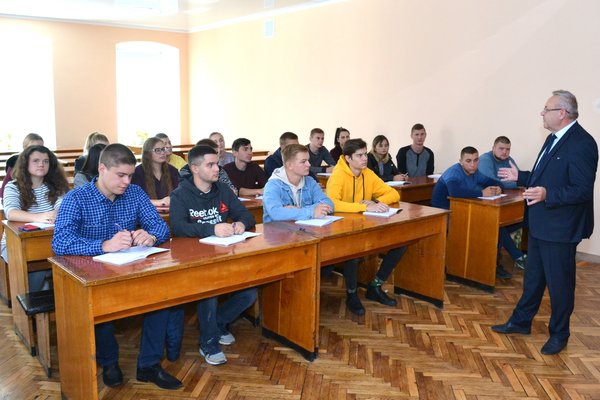 Ті, хто заворожує серця студентів професійністю та любов’ю до справи: Дню вчителя присвячується