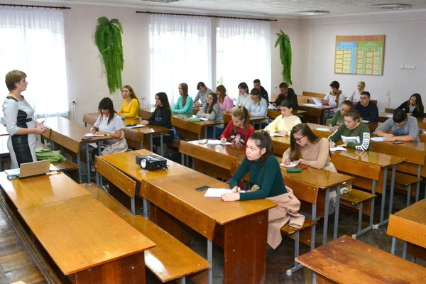 Ті, хто заворожує серця студентів професійністю та любов’ю до справи: Дню вчителя присвячується