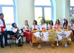А на наших вечорницях хто сумний – розвеселиться!