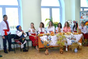 А на наших вечорницях хто сумний – розвеселиться!