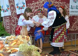 А на наших вечорницях хто сумний – розвеселиться!