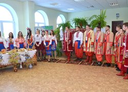 А на наших вечорницях хто сумний – розвеселиться!