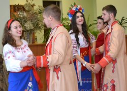 А на наших вечорницях хто сумний – розвеселиться!