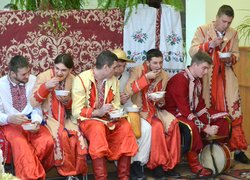 А на наших вечорницях хто сумний – розвеселиться!