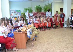 А на наших вечорницях хто сумний – розвеселиться!