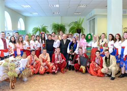 А на наших вечорницях хто сумний – розвеселиться!