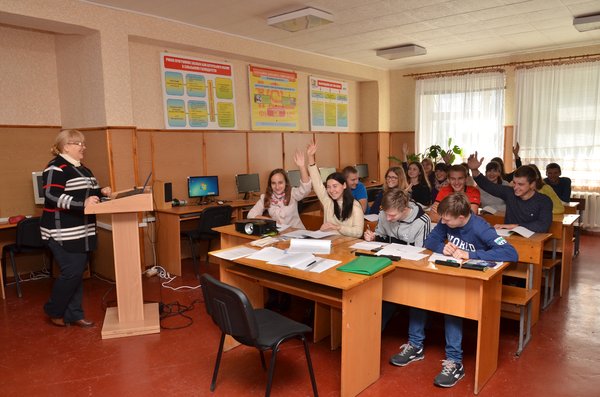 Professor Tamara Kucherenko conducts a practical lesson on the subject "Enterprise Reporting"